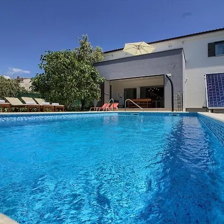 Mit Privatpool Fuer 8 Personen Ca 200 Qm In Medulin, Istrien Suedkueste Von Istrien *