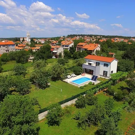 Holiday home Mit Privatpool Fuer 8 Personen Ca 200 Qm In Medulin, Istrien Suedkueste Von Istrien